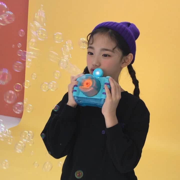 のインスタグラム：「#📷 신박한 소품에 세상 즐거운 은채찌 👧🏻 . . . #키즈모델#이은채#eunchae #fw#촬영중#장난꾸러기#귀여워#🙊」