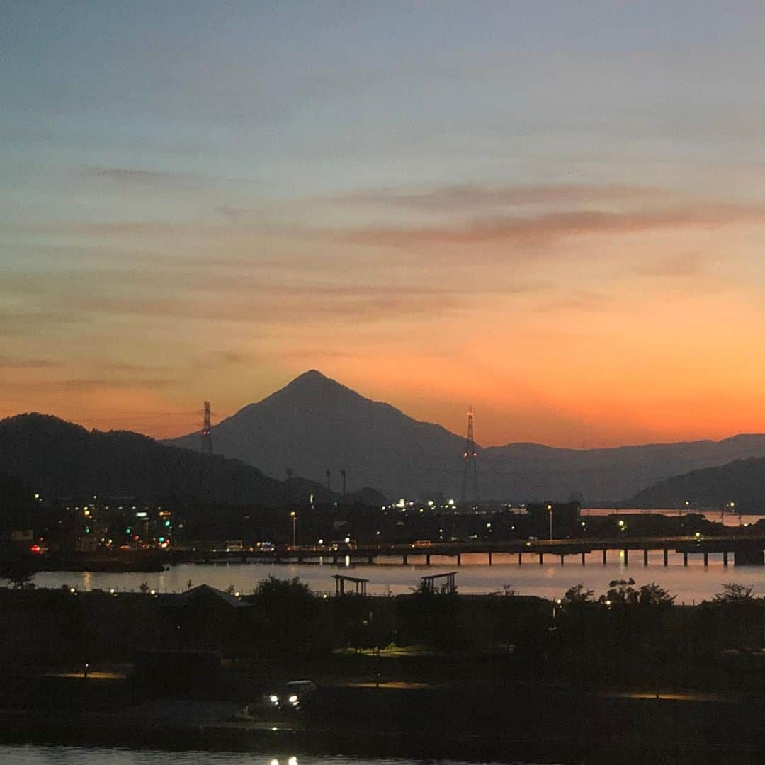 つるの剛士さんのインスタグラム写真 - (つるの剛士Instagram)「今日は、福井県の、おおい町にお邪魔しております。  今朝自宅から富士山を拝んで出掛けて来ましたが、福井県おおい町の富士山（青葉山）、若狭富士も絢爛。  最近、つくづくありがたいと感じることは、 仕事柄、あちこち日本各地にお邪魔して、市長さん、区長さん、町長さんと直接お会いして町の魅力を聞けること。  日本中いいとこだらけ。  可能性だらけ。  負けない、藤沢。笑  #福井県 #おおい町 #青葉山 #若狭富士」8月5日 19時56分 - takeshi__tsuruno