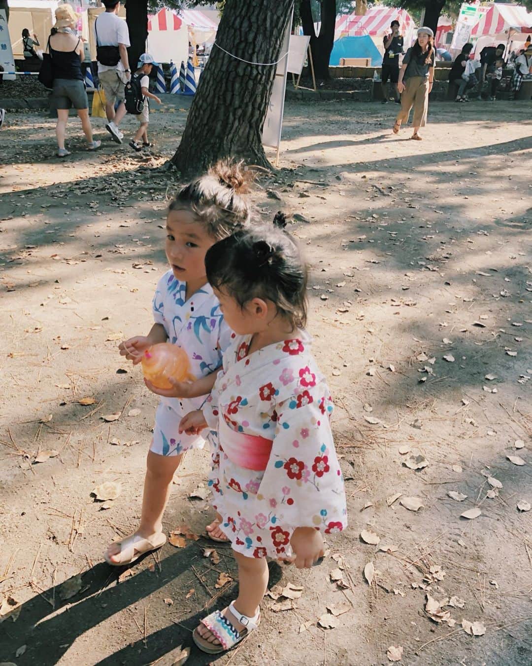 原田沙奈子さんのインスタグラム写真 - (原田沙奈子Instagram)「今年初めてのお祭りは殺人的な暑さの中、元気っ娘達を連れて隅から隅まで楽しみました♡ 慎重派のアマネはひとつひとつ丁寧にやってのけ、こだわりをみせる。 もうちょっとチャッチャッとやっちゃえば良いのに…なんて思ったりもするけど、それもまた愛しい個性。 3枚目の文字は「おこ」ではなく「あまね」と書く途中。笑 神社のお参りもしたんだけど、目をつぶって手を合わせていると「あー！寝てるよー！」と起こしてくれようとしたアマネ。 なるほどね😪笑  暑い顔してるのにまだまだ帰りたくない雰囲気を前面に出すチビ2人。 強引にワクワク感だしながら熱中症になる前に我が家に退散してみんなでお風呂に入りスッキリして部屋着になってゆっくりご飯。 なんだか心地良い疲労感で楽しかったなー アマネの甚平、今年で終わりかなぁ😭 #4歳#祭#甚平」8月5日 20時06分 - sanakoharada