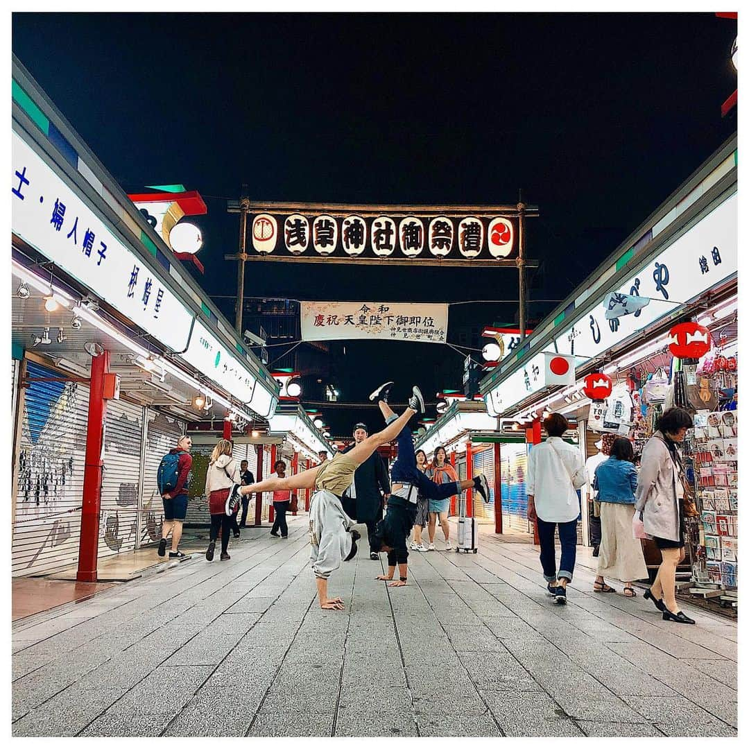 岡部紗季子さんのインスタグラム写真 - (岡部紗季子Instagram)「“Collab🤸🏽‍♀️” #gymnastics #handstand #handstandsplit #yoga #collab #asakusa #reiwa #体操 #倒立女子 #逆立ち #浅草寺 #🤸🏽‍♀️ . . . #逆立ち女子 一緒にやってくれた通りすがりのお兄さんたち！😏👍🏽 ありがとうございました😊🙏🏽」8月5日 19時59分 - sakiko_okabe516