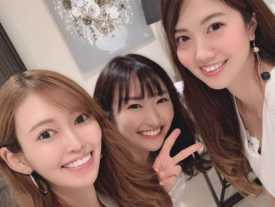 清水愛美さんのインスタグラム写真 - (清水愛美Instagram)「サマー女子会🌻💕 * ドレスコードはホワイト👗💕 みんなキラキラしてる〜💓 * 皆んなタイプが一緒だから 初めましてでも仲良くできた みたいで良かった💕 親友の親友は皆んな仲良し笑 * 外見だけじゃなくて 内面も本当に素敵で、 人の幸せを自分の事のように 幸せと感じれる心が綺麗な人達💓😍 * 本当大好きっ！ 数少ない私の友達達笑笑 * 30近くなると性格が顔に出て来るって 本当だね😊💓笑笑 * また集まるの楽しみ✨ 大好き！！ * #女子会 #表参道 #リンクコーデ #ホワイトコーデ #夏女子会 #サマー女子会 #親友 #友達」8月5日 20時00分 - manami_s0902