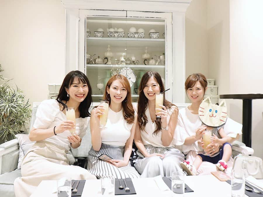 清水愛美さんのインスタグラム写真 - (清水愛美Instagram)「サマー女子会🌻💕 * ドレスコードはホワイト👗💕 みんなキラキラしてる〜💓 * 皆んなタイプが一緒だから 初めましてでも仲良くできた みたいで良かった💕 親友の親友は皆んな仲良し笑 * 外見だけじゃなくて 内面も本当に素敵で、 人の幸せを自分の事のように 幸せと感じれる心が綺麗な人達💓😍 * 本当大好きっ！ 数少ない私の友達達笑笑 * 30近くなると性格が顔に出て来るって 本当だね😊💓笑笑 * また集まるの楽しみ✨ 大好き！！ * #女子会 #表参道 #リンクコーデ #ホワイトコーデ #夏女子会 #サマー女子会 #親友 #友達」8月5日 20時00分 - manami_s0902