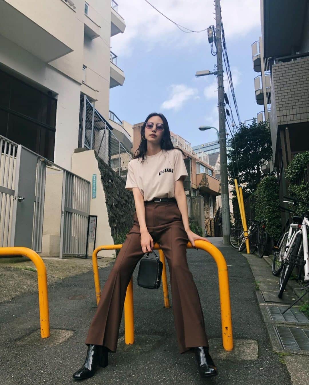 Shiho Sasakiのインスタグラム：「暑すぎる日はやっぱりTシャツに限る✨ 絶妙なカラーリングがお気に入り🐤 シルエットの綺麗なベルト付きPantsも発売中です🙏 #MOUSSY#MOUSSYSNAP #ブログ更新したよ」