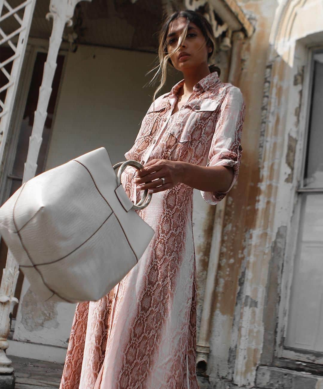 アクセサライズのインスタグラム：「Put a this-season spin on any look with our mock-croc shoulder bag (🔍: 7906241500). With trending resin ring handles this bag is roomy and practical for every day without feeling too traditional. 📷: @y.a.t.r.i  #Accessorize #Accessorizer」