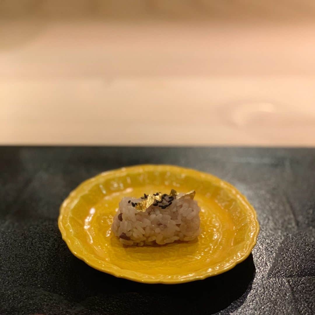 吉田美紀さんのインスタグラム写真 - (吉田美紀Instagram)「・ ・ お誕生日のお祝いをしたい旨をお伝えしたら お赤飯を出してくださった、ぎんざ一二岐さん。 ・ どのお料理も優しいお味で美味しかったし ご飯をこんなに色んな段階で味わったのは初♡ ・ 炊きたてご飯はもちろん、おこげも絶品でした！ ・ わらび餅はもっと食べたかったくらい…♡♡ また伺いたいたいです✨ ・ ・ #japanesefood #ginza #tokyogourmet #tokyorestaurant #ぎんざ一二岐 #和食 #東京レストラン #東京グルメ #銀座」8月5日 20時14分 - miki__yoshida