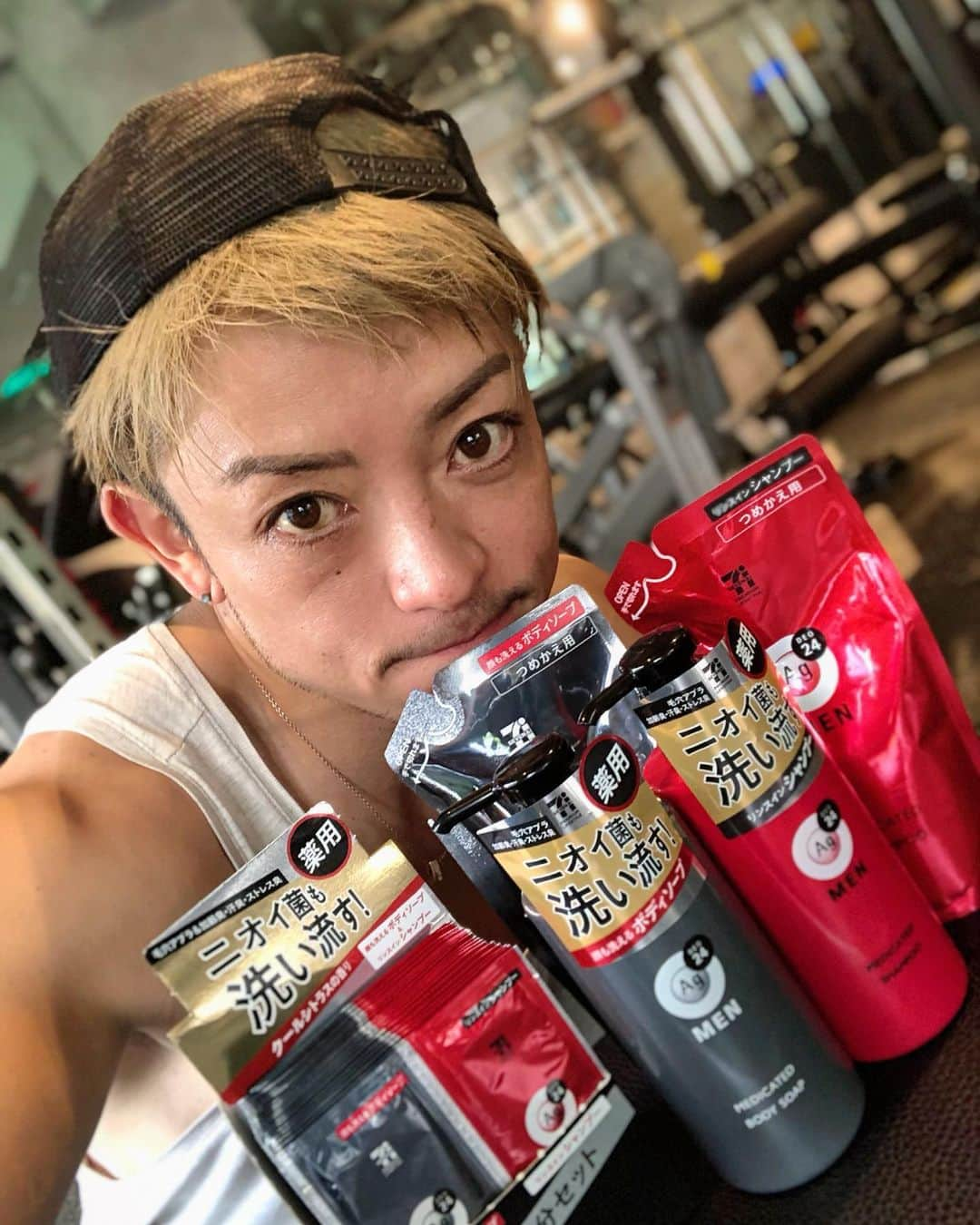 SHU-YAさんのインスタグラム写真 - (SHU-YAInstagram)「アンバサダーとして、日頃からお世話になっております🙇‍♂️ . 資生堂様とセブンイレブンの共同開発商品、【AgDEO24】 . 555AKASAKAのシャワールームにもメンズ用シャンプーとボディーソープを置かせていただきました。 パウチタイプのサンプルもジムにご提供頂いたので、受付に設置してます。よかったら使ってみてくださいね🙋‍♂️ . 日々のストレスは汗をかいて発散‼️ の方が気持ち良いんだよね。 酒飲んで発散しても何も解決しないし。（でもイライラし過ぎて昔はそんな時もあったな。笑） . 男の皮脂量は女性の2倍近いそうなので、これからの季節は運動後以外もしっかりケアしていきたいですね😎 . . . #資生堂 #セブンイレブンジャパン #ag #agdeo24 #デキる男の身だしなみ #運動後も快適に #アンバサダー #臭いケア #pr #セブンプレミアム #スポーツ #sport #夏 #summer #汗 #運動 #匂いフェチ #匂い #美容 #清潔感 #ボディメイク #diet #ダイエット #gym #ジム #赤坂 #ケア #ストレス #ストレス発散 #ストレス臭を軽減 @seven_eleven_japan」8月5日 20時08分 - shuya_mizuno