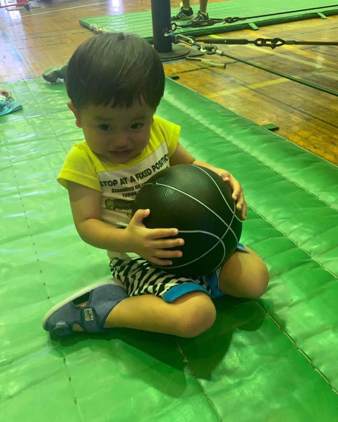 桜花由美さんのインスタグラム写真 - (桜花由美Instagram)「5キロのボールを持ち上げようとする2歳児。  よく喋る。 よく動く。  子供の成長は早いなぁ。 って思うわ。  9時半ぐらいから初のMIXchannel配信を考えてますー！ MIX channelのアプリをダウンロードして登録してください！  やる時はまたアップします！ ‪#wavepro ‬ ‪#女子プロレスラー ‬ ‪#プロレス ‬ ‪#プロレスラー ‬ ‪#女子プロレス‬ ‪#prowrestling‬ ‪#プロレスリングwave‬ #桜花由美 #波ヲタ全員集合  #MixChannel」8月5日 20時09分 - ohkayumi