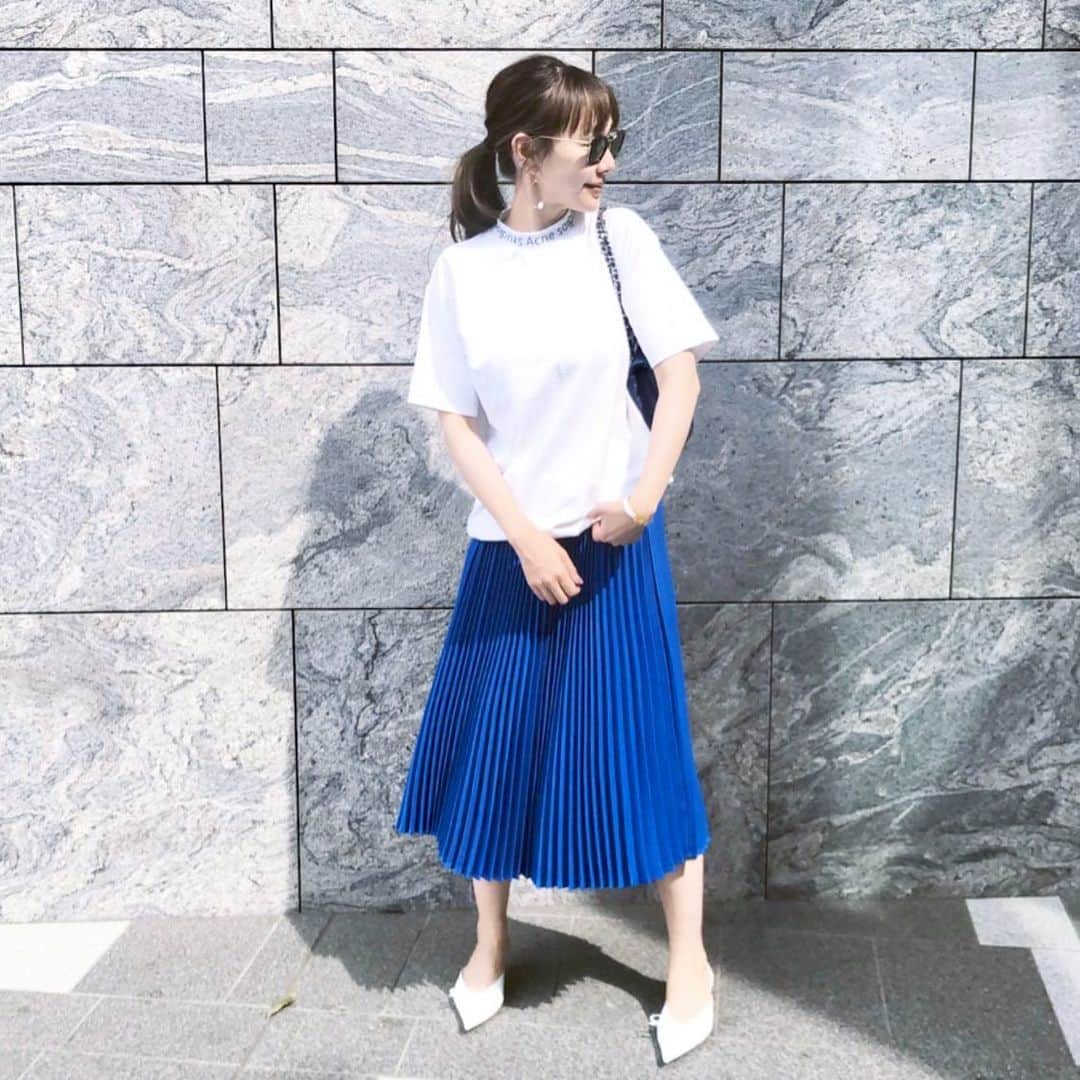 カオルコさんのインスタグラム写真 - (カオルコInstagram)「Sunnyday🌻  お天気に合った真っ青なプリーツスカートと、メンズTとリボンのついたミュールを履いておでかけ🤙🏻❤️ 。 . . . #outfitoftheday  T @acnestudios  skirt @cen.___jp  shoes @balenciaga  bag @chanelofficial . #chanel#balenciaga#cen#acne#fashion#coordinate#celine#mystyle#コーディネート」8月5日 20時11分 - ka_ruk_