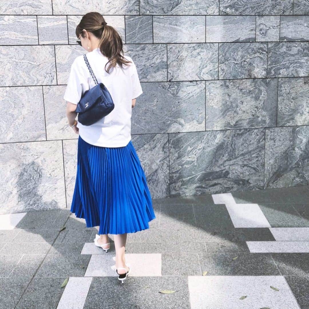カオルコさんのインスタグラム写真 - (カオルコInstagram)「Sunnyday🌻  お天気に合った真っ青なプリーツスカートと、メンズTとリボンのついたミュールを履いておでかけ🤙🏻❤️ 。 . . . #outfitoftheday  T @acnestudios  skirt @cen.___jp  shoes @balenciaga  bag @chanelofficial . #chanel#balenciaga#cen#acne#fashion#coordinate#celine#mystyle#コーディネート」8月5日 20時11分 - ka_ruk_