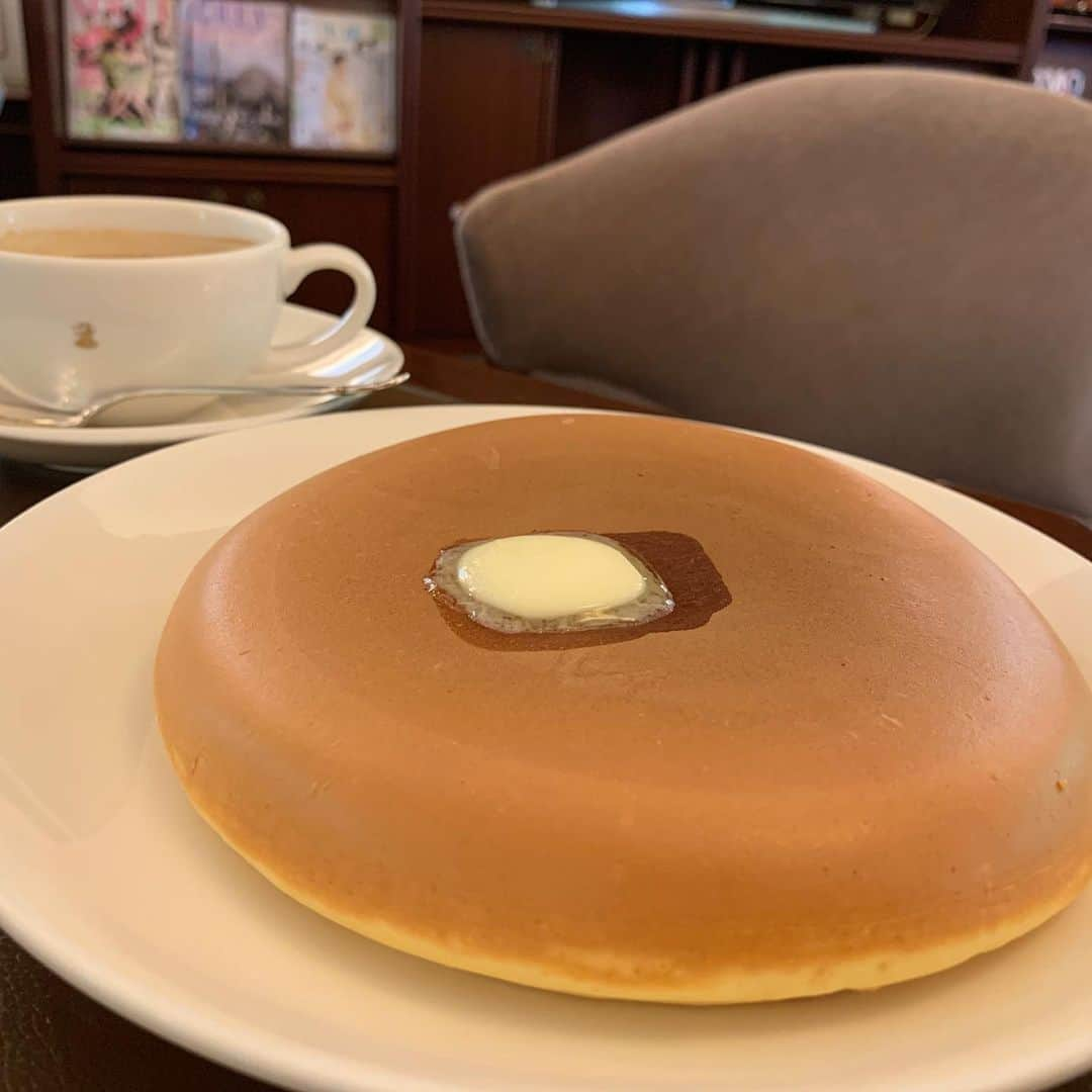 二宮綾海さんのインスタグラム写真 - (二宮綾海Instagram)「🥞 この綺麗な○ 見るたび萌えています。  #ウエスト#ウエスト青山ガーデン #ホットケーキ#パンケーキ#カフェ#萌え#まる#下午茶#蛋糕#咖啡馆#松饼#aoyama#tokyo#teatime#afternoontea#pancake#west #好きなパンケーキbest3に入る💓  #パンケーキはシンプルなものがなんだかんだ好きです。」8月5日 20時11分 - a36umi