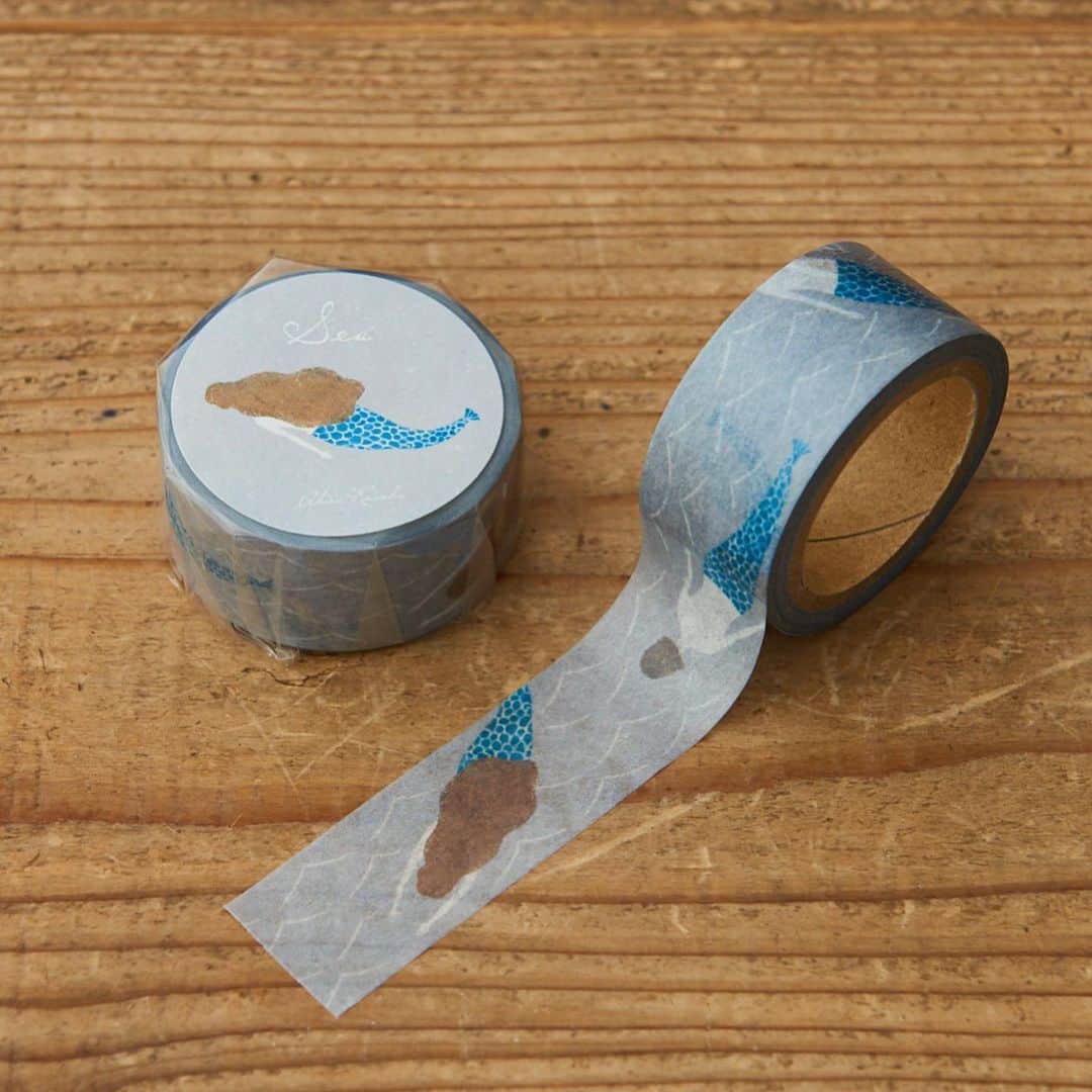 手紙社さんのインスタグラム写真 - (手紙社Instagram)「【手紙社オンラインショップ：日下明／マスキングテープ「Sea」 】 暑い夏の日には、涼しげな人魚のマスキングテープはいかがでしょうか？　イラストレーター・日下明さんの描くマスキングテープは、シックなグレーの海の色と人魚の後ろ姿に、どこかセンチメンタルな世界観が漂います。 . こちらの商品は、手紙舎 2nd STORYでもお求めいただけます。 . ▶︎詳細は、プロフィールページのリンク「手紙社公式サイト」→online shopへ  #手紙社online #手紙社 #手紙舎 #オンラインショップ #tegamisha #日下明 #マスキングテープ」8月5日 20時11分 - tegamisha