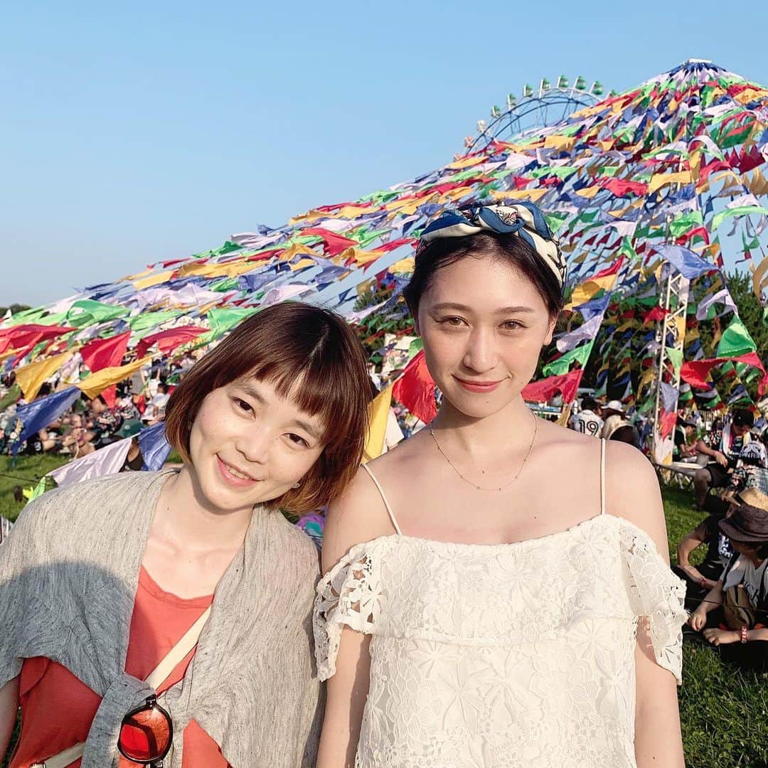 豊森ちはやのインスタグラム：「﻿ ﻿ ﻿ 8/3﻿ ﻿ ますみんとロッキン行ってきました！🚩﻿ ﻿ フジロック行けなかった悔しさを胸に。🤣﻿ ﻿ miwa﻿ 175R﻿ official髭男dism﻿ KICK THE KAN CREW﻿ SEKAI NO OWARI﻿ ﻿ どのステージも楽しくて観たいアーティストさんが他にもたくさん。体はひとつしかないことが悔やまれました😭﻿ ﻿ お昼時はほんとうに暑くて熱中症の方も多かったみたいなんだけど、その灼熱の中でパフォーマンスする姿はかっこよかった！！！˚✧₊﻿ ﻿ ﻿ ﻿ 帰り道。汗と砂でベタベタになった体は水戸のスーパー銭湯やまの湯でさっぱり🛁﻿ ﻿ 大のサウナ好きのますみんに正しいサウナの入り方を教えてもらって3セットしたからお風呂に2時間いたよ🤣﻿ ﻿ 整いました！！﻿ ﻿ ロッキンとサウナの楽しみ方を教えてくれてありがとう♥ @kodama_masumi ﻿ ﻿ ﻿ #ROCKINJAPAN #ROCKIBJAPAN2019﻿」