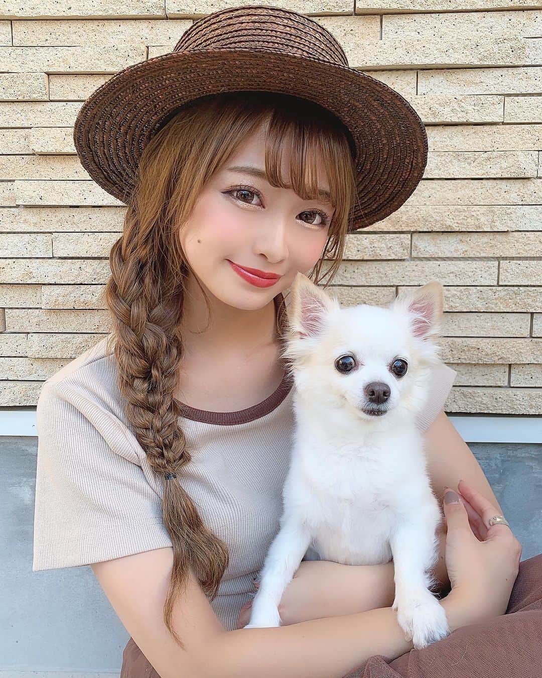 りなてぃさんのインスタグラム写真 - (りなてぃInstagram)「﻿ ﻿ ﻿ ﻿ #りなてぃースタイル 🌵❤︎﻿ ﻿﻿ ﻿﻿ ﻿﻿ ひさしぶりの、くーちゃん🐶﻿﻿ なかなか帰れなかった、ごめんね🥺﻿﻿ ﻿﻿ 帰るたびにものすごい勢いで喜んでくれる愛おしさ😌💓﻿﻿ ﻿﻿ ﻿﻿ tops〻 @kastane_ ﻿ skirt〻﻿ @fifth_store ﻿﻿ ﻿﻿ 今日はアレンジしたよ〜！﻿﻿ 美容師さんが多分よくやってると思われるやーつ🙄💓﻿﻿ ﻿﻿ ﻿﻿ サイドに持ってきた髪を2〜3つに分けてそれぞれを三つ編み。﻿﻿ それをねじる、またはまた三つ編みしてゴムでとめてる💓 ﻿﻿ ﻿﻿ くるりんぱのスティックなくてゴム隠してないけど🥺💭﻿﻿ ﻿﻿ ﻿﻿ 地毛の部分が重すぎて﻿﻿ どうしても、もっこりしちゃう😂（笑）﻿﻿ エクステのアレンジ難しすぎ...💭たのしすぎ...💓﻿﻿ ﻿﻿ ﻿﻿ ﻿﻿ #kastane #lowrysfarm #りなてぃースタイル﻿﻿ #チワワ #犬 #わんちゃん #くりん #ヘアアレンジ ﻿﻿ ﻿﻿ ﻿﻿ ごはっんっっ！なに食べよ〜！﻿﻿ ﻿﻿ ﻿﻿ ﻿」8月5日 20時21分 - rinatea_25