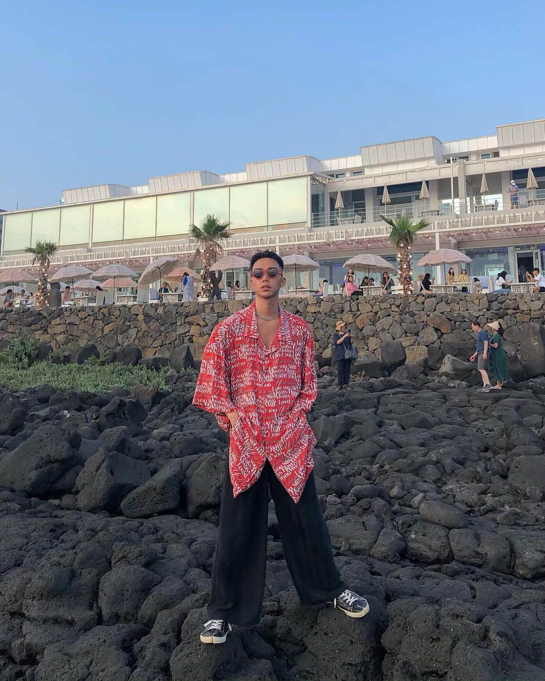 Junyoungさんのインスタグラム写真 - (JunyoungInstagram)「제주도 좋네요 🌶 . . . #mykita #martinerose #mm6 #mm6maisonmargiela #mm6maisonmartinmargiela #balenciaga #balenciagashirt #balenciagaparis #hawaiianshirt #demnagvasalia #tabi #tabishoes #widepants #마틴로즈 #마이키타 #엠엠식스 #발렌시아가 #하와이안셔츠 #타비 #타비슈즈 #타비컨버스 #와이드팬츠 #바다 #하이엔드제주」8月5日 20時21分 - yanggeng88