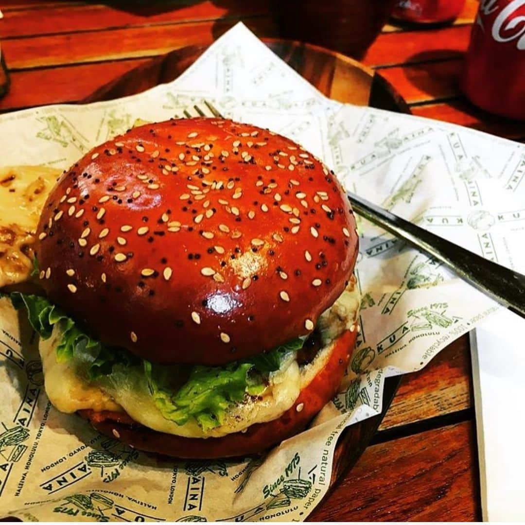 Kua 'Aina UKさんのインスタグラム写真 - (Kua 'Aina UKInstagram)「One of the things we are very proud of is our burger buns. These are semi brioche, lightly seeded and freshly baked by our Michelin starred baker @paulrhodeslondon daily. Give it a try and see the difference!」8月5日 20時22分 - kuaainauk