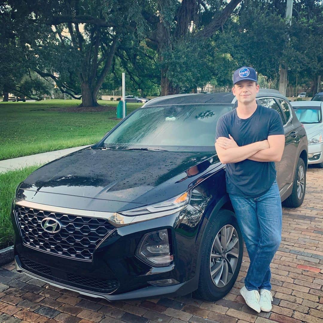 パトリック・J・アダムスのインスタグラム：「When the Mercury 7 astronauts started spending more time in Florida, preparing for their historic first flights to space, they met a man named Jim Rathmann, a former Indy 500 winner who owned a car dealership in nearby Cocoa Beach. Rathmann gifted the 7 men Corvettes while they were in Florida to help get them get around in style while they helped build the nations space program from the ground up. Well while I’ve had the honor of helping tell their story the incredible people at the family owned and operated @coastalhyundaifl have stepped in to carry on Rathmann’s tradition. So grateful to them for the wheels and for helping a new city and state feel a little more like home right out of the gate.」
