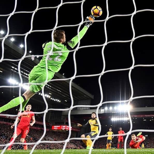 シモン・ミニョレさんのインスタグラム写真 - (シモン・ミニョレInstagram)「Six memorable years as a Red #YNWA」8月5日 20時26分 - 22mignolet22