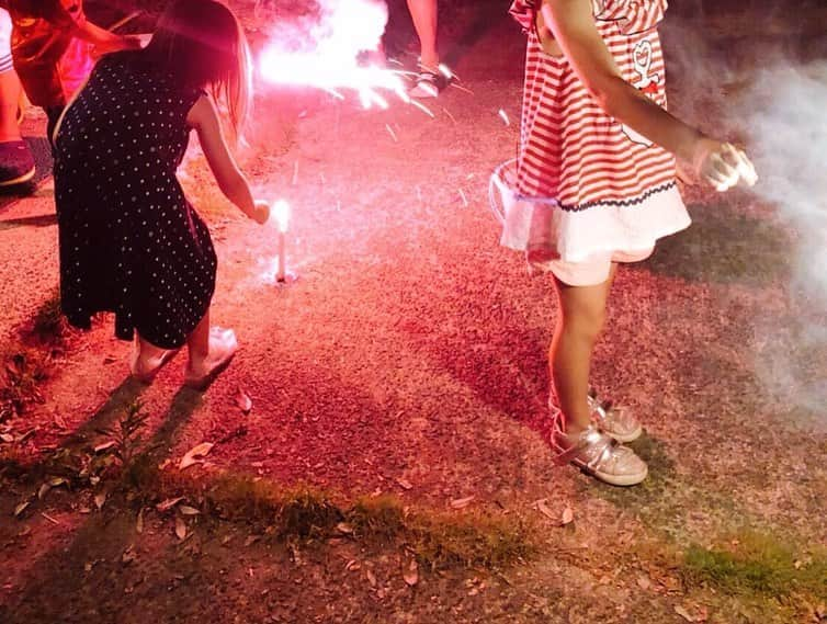 熊田曜子さんのインスタグラム写真 - (熊田曜子Instagram)「お友達家族とBBQに花火🎇 夏休みを満喫🍉  #夏休み #summervacation #三姉妹 #長女 #6歳 #次女 #3歳 #三女 #赤ちゃん #baby #1歳1ヶ月 #BBQ #バーベキュー #花火」8月5日 20時34分 - kumadayoko