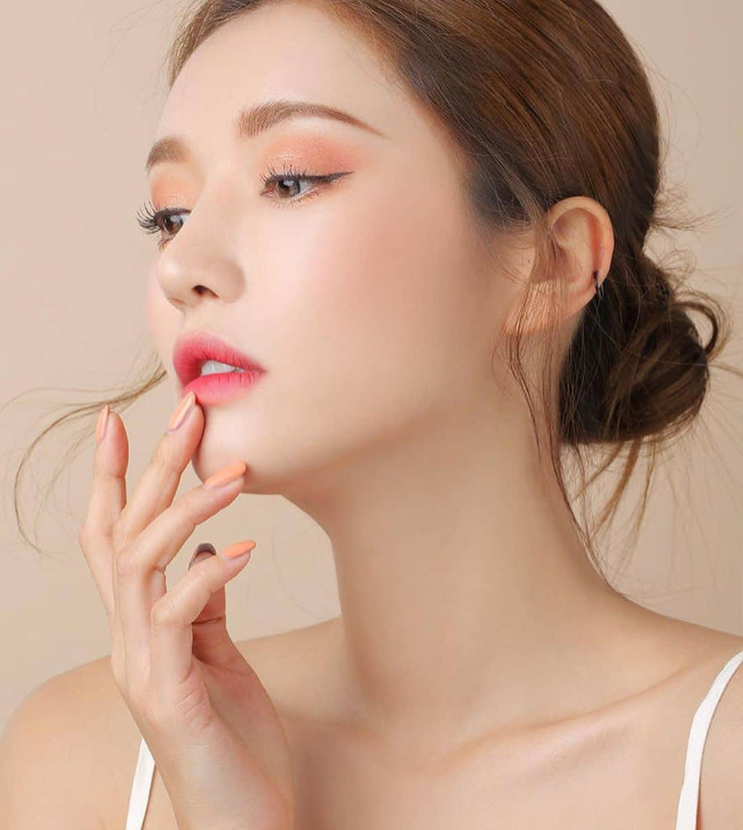 3CE Official Instagramさんのインスタグラム写真 - (3CE Official InstagramInstagram)「#오늘출시 #3CE_NEW 3CE SOFT LIP LACQUER #IMPOSING 빛바랜 로즈 부케에 빨간 장미 꽃잎 하나를 톡 떨어뜨린 레디쉬 로즈🌹 #3CE #3CESOFTLIPLACQUER」8月5日 20時28分 - 3ce_official