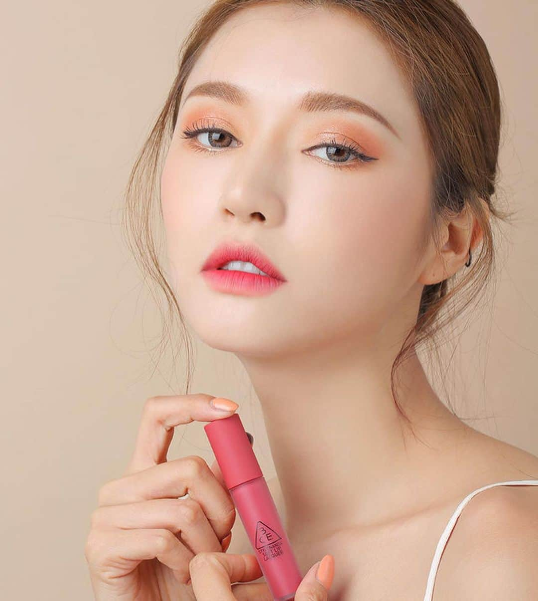 3CE Official Instagramさんのインスタグラム写真 - (3CE Official InstagramInstagram)「#오늘출시 #3CE_NEW 3CE SOFT LIP LACQUER #IMPOSING 빛바랜 로즈 부케에 빨간 장미 꽃잎 하나를 톡 떨어뜨린 레디쉬 로즈🌹 #3CE #3CESOFTLIPLACQUER」8月5日 20時28分 - 3ce_official