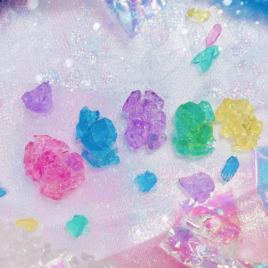 なかやまちえこのインスタグラム：「‪ロックキャンディネイル♡🍭‬ #nail #nails #nailart #ネイル #美甲 #ネイルアート  #clou #nagel #ongle #ongles #unghia #japanesenailart #manucure #네일 #젤네일 #네일아트 #네일리스트 #japanesenails #manicurist #gelnails #ロックキャンディ #キャンディネイル #rockcandy #rockcandynails #sweetnails #ゆめかわネイル #ゆめかわ #kawaii Betty gel クリスタルキャンディ（カラーレジン） PREGEL シリコンモールド（鉱石）」