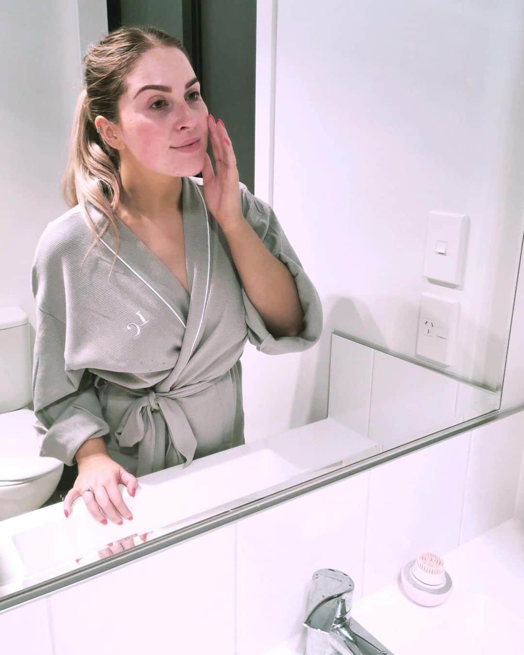 Shannonさんのインスタグラム写真 - (ShannonInstagram)「I always find if I’m not cleansing my skin thoroughly enough when using a lot of makeup I can break out pretty bad, so cleansing brushes like this Manicare Sonic Mini @manicareaus one are amazing to get rid of every trace of dirt and makeup - AND this one is so affordable! ✅ This brush uses sonic-wave vibrations to get 5x deeper in to your skin! 💦 I recommend using a brush like this a few times a week and especially on heavy makeup days to keep your skin as clean as possible! ⭐️ #ad」8月5日 11時34分 - shaaanxo