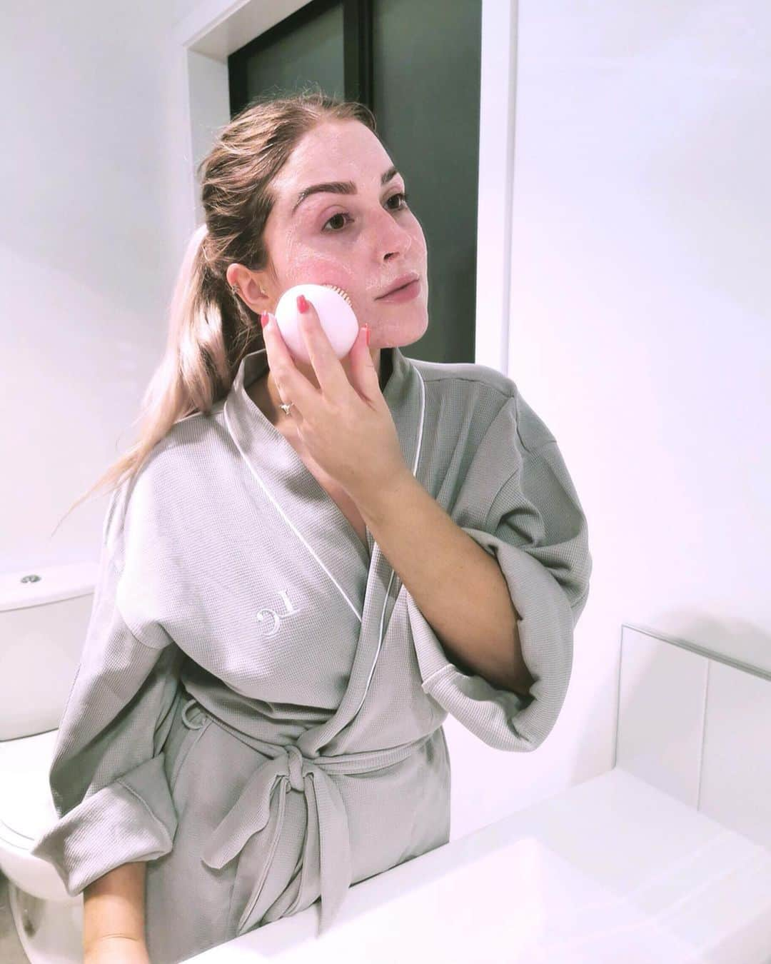 Shannonさんのインスタグラム写真 - (ShannonInstagram)「I always find if I’m not cleansing my skin thoroughly enough when using a lot of makeup I can break out pretty bad, so cleansing brushes like this Manicare Sonic Mini @manicareaus one are amazing to get rid of every trace of dirt and makeup - AND this one is so affordable! ✅ This brush uses sonic-wave vibrations to get 5x deeper in to your skin! 💦 I recommend using a brush like this a few times a week and especially on heavy makeup days to keep your skin as clean as possible! ⭐️ #ad」8月5日 11時34分 - shaaanxo