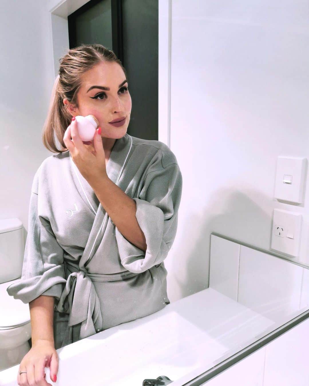 Shannonのインスタグラム：「I always find if I’m not cleansing my skin thoroughly enough when using a lot of makeup I can break out pretty bad, so cleansing brushes like this Manicare Sonic Mini @manicareaus one are amazing to get rid of every trace of dirt and makeup - AND this one is so affordable! ✅ This brush uses sonic-wave vibrations to get 5x deeper in to your skin! 💦 I recommend using a brush like this a few times a week and especially on heavy makeup days to keep your skin as clean as possible! ⭐️ #ad」