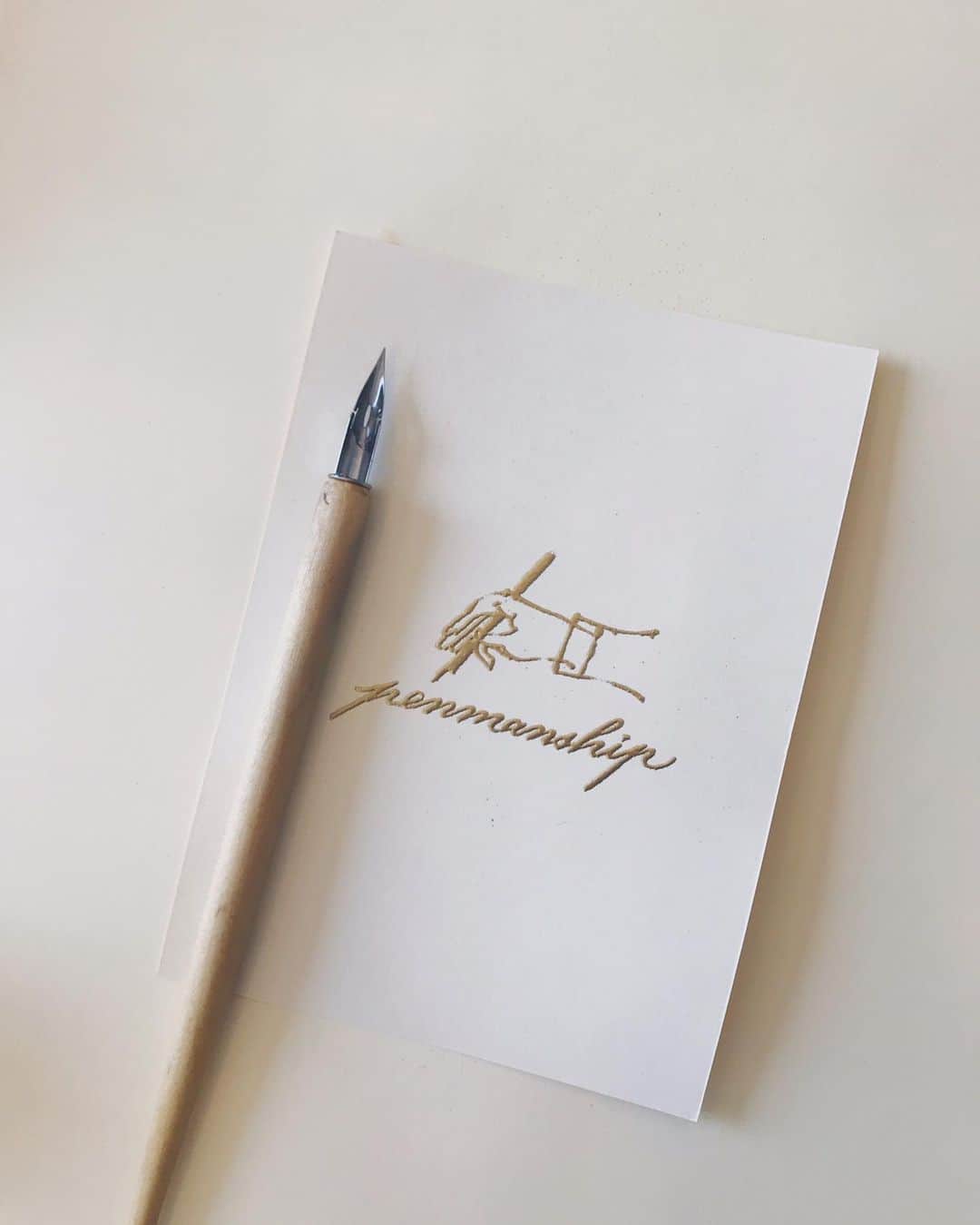 Veronica Halimさんのインスタグラム写真 - (Veronica HalimInstagram)「The old school embossing powder on my sketches and writing. Love the process how it turned out! — #truffypi #vhcalligraphy #truffypexploration #embossingpowder #penmanship #art #artisthands #sketches #gold #moderncalligraphy #stationery #emboss #カリグラフィー #カリグラフィースタイリング #モダンカリグラフィー #カリグラファー」8月5日 11時48分 - truffypi
