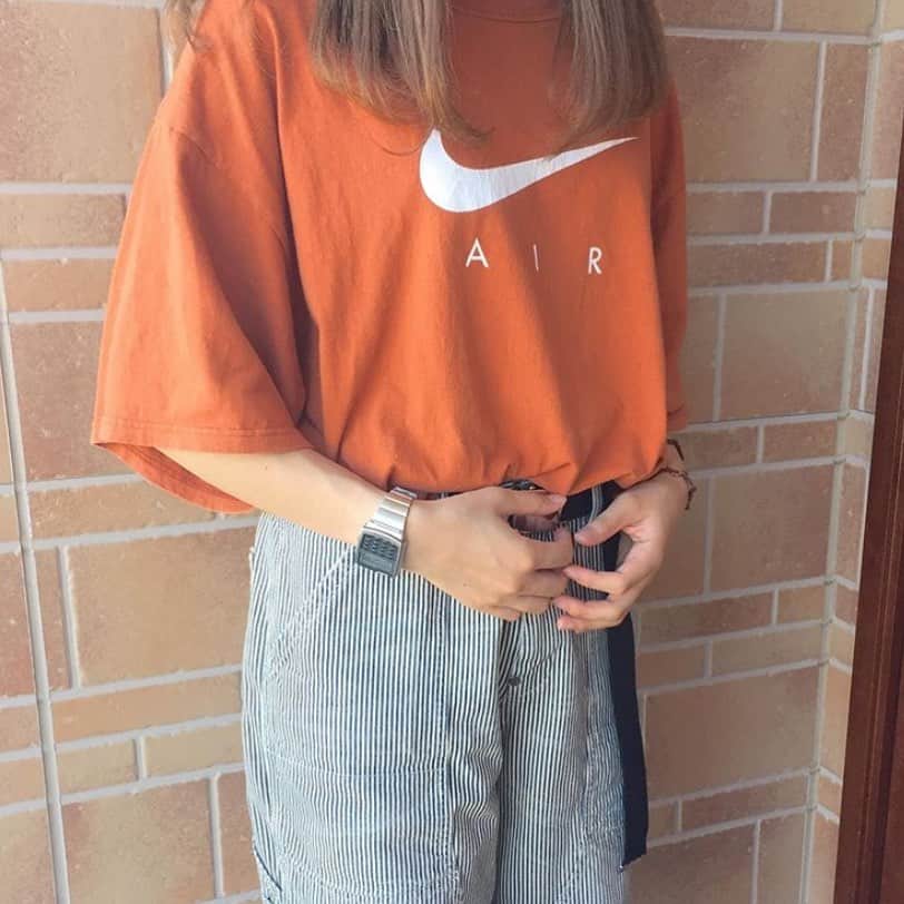 古着女子さんのインスタグラム写真 古着女子instagram Tシャツコーデ オレンジ色のtシャツで夏っぽく明るいコーデに デニムと合わせてもシンプルで可愛いですが ストライプがらのパンツと合わせると違った印象に 青だけでなく 白の色味が入っていること