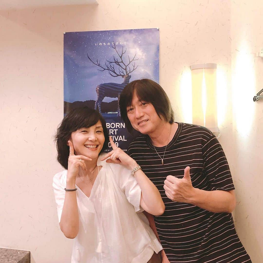 南果歩さんのインスタグラム写真 - (南果歩Instagram)「#寿司正 でタケポンや友人達と東北の海の幸に舌鼓🍀 ライブの感動そのままに、大将の握る寿司と笑顔に、心満たされた宵でした。 被災後もこうしてお店を再開し続けていらっしゃる姿に感動を覚えるのです。 私にとっても、311直後に避難所を22箇所巡って皆さんと色んな話をさせて頂いたことは、今も忘れ得ぬ時間です。 東北に行こう‼️ 行って、どんな風に変わってきたのか、変わっていないのかを自分の目で見てみよう。 まだまだ震災が終わっていないことを知ろう。 色んな想いを再発見させてくれた石巻に感謝😊 そしてアートと東北を繋いだこの素晴らしいフェスに来られたことに感謝😊 ああ、石巻‼️ #東日本大震災から8年 #rebornartfestival2019 #リボーンアートフェスティバル2019 #東北に行こう #小林武史 #石巻寿司正 #南果歩アート散歩 #kahominami」8月5日 11時44分 - kaho_minami