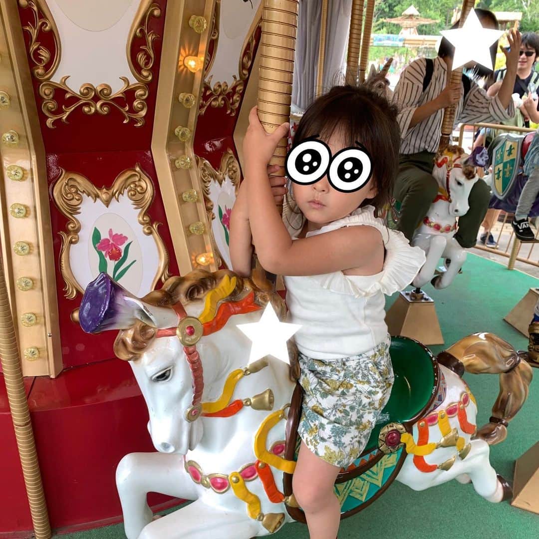 原田あかねさんのインスタグラム写真 - (原田あかねInstagram)「✩*॰ 夏休み旅行は白樺リゾートへ🚘 . 標高1450mにある広大な敷地には ホテルや遊園地をはじめ 自然や動物たちと触れ合える 素敵な空間が広がっていました！ . 遊園地にあったゴーカートは 全長1.3kmあって満足度120点😆‼️ 好奇心旺盛な娘は乗り物 片っ端から乗ってました🤗💕 . ホテルでは縁日やメダルゲームを満喫!! プロジェクションマッピングや 花火は時間がなくて見れずじまいでした🤣☘️ 遊ぶところがたくさんあって時間が 足りなかったーーーー✨ . 旅行の詳細はアメブロに書きました✏️ トップページのリンクから飛べます✨ . #白樺リゾート #白樺リゾート池の平ホテル #池の平ホテル #長野県 #nagano #長野旅行 #子連れ旅行 #子連れ長野 #夏休み #summer #遊園地 #プリキュア #ひつじのショーン #3歳 #3世代旅行 #縁日 #花火 #ふくろう #ウェルカムベビーのお宿 #ベビ宿2019夏 #travel #旅行 #japan」8月5日 11時44分 - akane.hrd