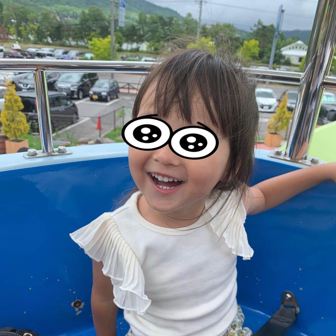 原田あかねさんのインスタグラム写真 - (原田あかねInstagram)「✩*॰ 夏休み旅行は白樺リゾートへ🚘 . 標高1450mにある広大な敷地には ホテルや遊園地をはじめ 自然や動物たちと触れ合える 素敵な空間が広がっていました！ . 遊園地にあったゴーカートは 全長1.3kmあって満足度120点😆‼️ 好奇心旺盛な娘は乗り物 片っ端から乗ってました🤗💕 . ホテルでは縁日やメダルゲームを満喫!! プロジェクションマッピングや 花火は時間がなくて見れずじまいでした🤣☘️ 遊ぶところがたくさんあって時間が 足りなかったーーーー✨ . 旅行の詳細はアメブロに書きました✏️ トップページのリンクから飛べます✨ . #白樺リゾート #白樺リゾート池の平ホテル #池の平ホテル #長野県 #nagano #長野旅行 #子連れ旅行 #子連れ長野 #夏休み #summer #遊園地 #プリキュア #ひつじのショーン #3歳 #3世代旅行 #縁日 #花火 #ふくろう #ウェルカムベビーのお宿 #ベビ宿2019夏 #travel #旅行 #japan」8月5日 11時44分 - akane.hrd
