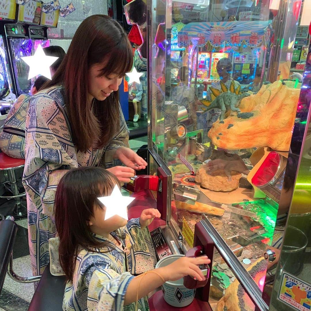 原田あかねさんのインスタグラム写真 - (原田あかねInstagram)「✩*॰ 夏休み旅行は白樺リゾートへ🚘 . 標高1450mにある広大な敷地には ホテルや遊園地をはじめ 自然や動物たちと触れ合える 素敵な空間が広がっていました！ . 遊園地にあったゴーカートは 全長1.3kmあって満足度120点😆‼️ 好奇心旺盛な娘は乗り物 片っ端から乗ってました🤗💕 . ホテルでは縁日やメダルゲームを満喫!! プロジェクションマッピングや 花火は時間がなくて見れずじまいでした🤣☘️ 遊ぶところがたくさんあって時間が 足りなかったーーーー✨ . 旅行の詳細はアメブロに書きました✏️ トップページのリンクから飛べます✨ . #白樺リゾート #白樺リゾート池の平ホテル #池の平ホテル #長野県 #nagano #長野旅行 #子連れ旅行 #子連れ長野 #夏休み #summer #遊園地 #プリキュア #ひつじのショーン #3歳 #3世代旅行 #縁日 #花火 #ふくろう #ウェルカムベビーのお宿 #ベビ宿2019夏 #travel #旅行 #japan」8月5日 11時44分 - akane.hrd