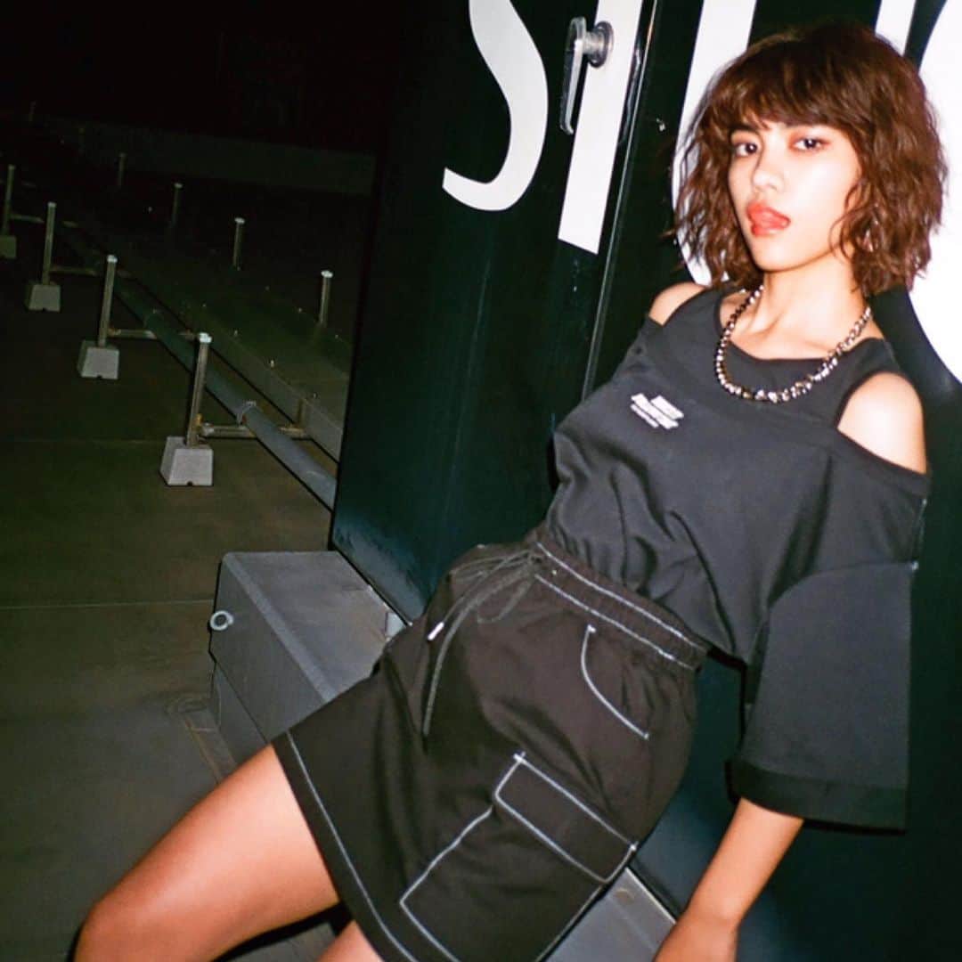 のインスタグラム：「✔︎roll-up official logo t-shirt ¥2,590+tax ✔︎cargo pocket skapan ¥2,999+tax  @reyla_m25  #wego#wegomagazine#summerfashion#street#tokyogal」