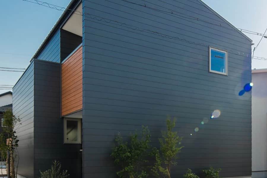 ルポハウス一級建築士事務所さんのインスタグラム写真 - (ルポハウス一級建築士事務所Instagram)「・ ・ ・ 三角屋根のシンプルな外観。 ・ どこか懐かしい形に、チャコールメタリックのガルバリウムを横貼りに。 ・ ガルバリウム・塗り壁・杉羽目板の異素材の組み合わせを楽しめるクラシカルな雰囲気です。 ・ ・ ・ 𓐌𓐌𓐌𓐌𓐌𓐌𓐌𓐌𓐌𓐌𓐌𓐌𓐌𓐌𓐌𓐌𓐌𓐌  ルポハウスの施工事例はこちらまで☞ @reposhouse  𓐌𓐌𓐌𓐌𓐌𓐌𓐌𓐌𓐌𓐌𓐌𓐌𓐌𓐌𓐌𓐌𓐌𓐌 #ルポハウス は#ちょっとかっこいい家 を"友人のために" という思いでつくっています。 一生に一度の#マイホーム。 「あなたにしかできない」×「ルポハウスだからできる」で、 私たちだけの#家づくり を思いっきり楽しんでみませんか？！ ・ ・ ・ #住宅 #注文住宅 #新築一戸建て #住まい #シンプルな暮らし #デザイナーズ住宅  #一級建築士事務所 #設計事務所 #滋賀県大津市 #滋賀県草津市 #滋賀県栗東市 #外観デザイン #外観イメージ #ガルバリウム横貼 #幅広ガルバ #鎧貼り #塗り壁 #杉羽目板#三角屋根の家」8月5日 11時56分 - reposhouse