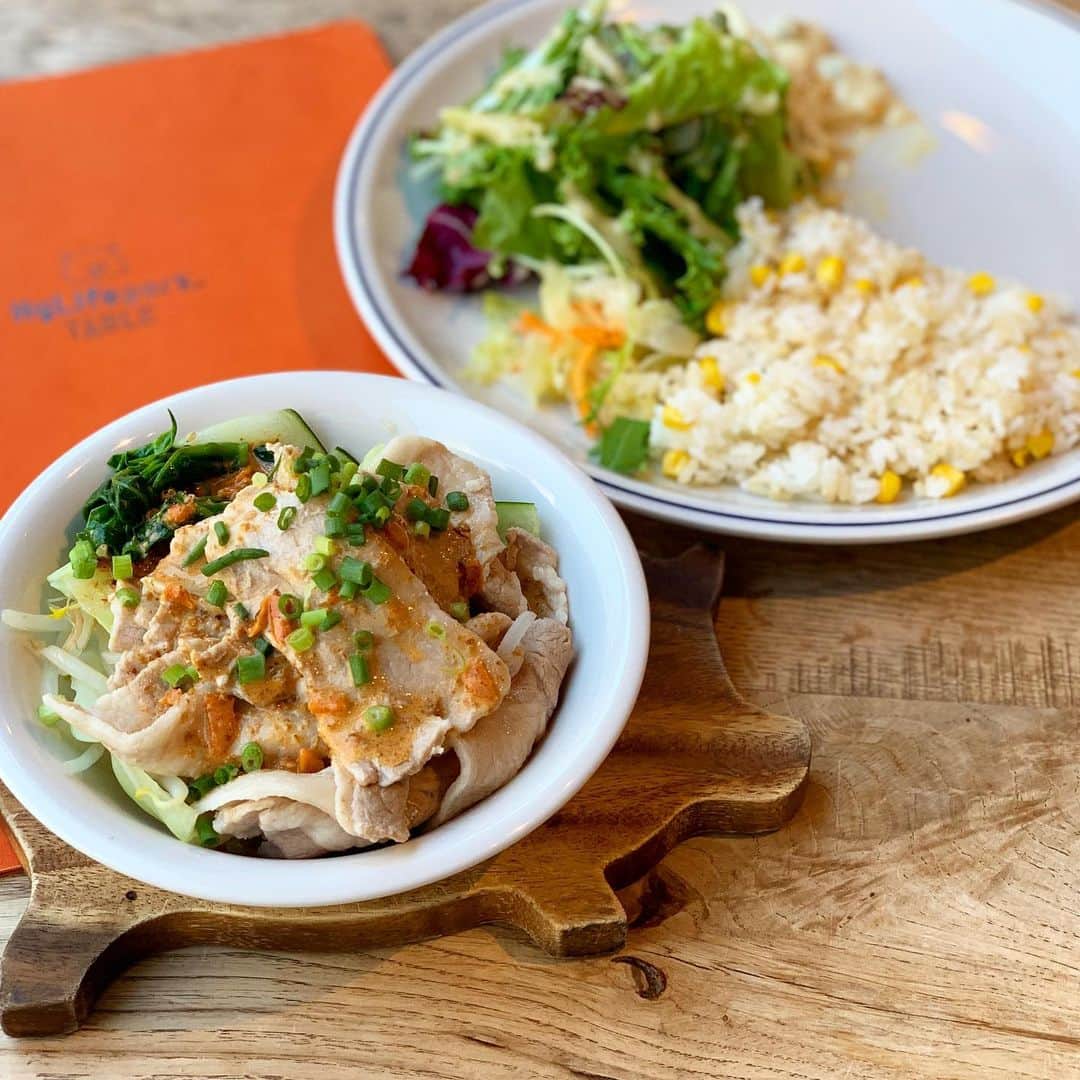 HyLifeporkTABLE代官山さんのインスタグラム写真 - (HyLifeporkTABLE代官山Instagram)「今週のライスランチはハイライフポーク野菜たっぷり冷しゃぶサラダです！ ラー油が効いたゴマだれで食が進みます！ 暑い毎日ですね、パワーご飯をぜひ ハイライフポークテーブルで！  #代官山ランチ #代官山 #ハイライフポークテーブルランチ #しゃぶしゃぶ #冷しゃぶサラダ #hylifepork #hylifeporktable #コスパ #ポーク #お肉大好き #サラダ #サラダランチ #ヘルシーメニュー  #肉活 #ヘルシーランチ」8月5日 11時56分 - hylifepork