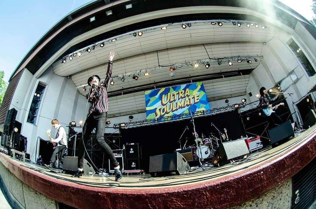 のインスタグラム：「📷@__glistenphobia  野音ええ天気でした！  #bassist #freedomcgr #orangeamps  #studious #nike #airjordan #marvel #iroman #dccomics #batman #ナードのライブめっちゃよかった」