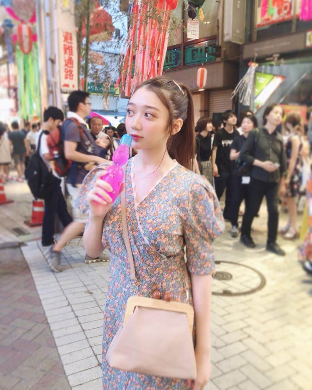 小澤しぇいんさんのインスタグラム写真 - (小澤しぇいんInstagram)「お祭り最高🏮🍧 ワンピースとバッグは @emmyofficial.jp のだよ🦋」8月5日 11時54分 - 1217_shane