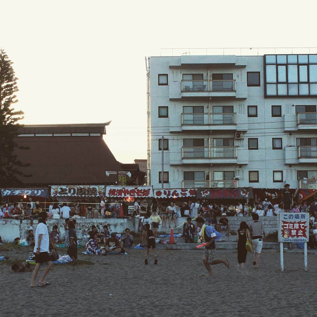 【公式】オーシャンリゾートホテル マホロバ・マインズ三浦さんのインスタグラム写真 - (【公式】オーシャンリゾートホテル マホロバ・マインズ三浦Instagram)「三浦海岸の花火大会では海岸沿いにおいしい誘惑がたくさん。 たこ焼き、焼きそば、チョコバナナ？ どれにしようか悩む時間も思い出の一つですね😊  第39回三浦海岸納涼まつり花火大会 Presented by Sammyは8月6日に開催です。 . #花火 #三浦海岸花火大会 #三浦海岸納涼まつり花火大会 #花火大会 #花火大会デート #浴衣 #出店 #花火🎆 #縁日 #浴衣祭り #海 #夏休み #igで繋がる海 #花火好きな人とつながりたい #屋台 #三浦半島いいところ🙌 #夏旅行 #屋台グルメ #屋台飯 #祭り好き #空 #お祭り #hanabi #マホロバマインズ #癒し #maholovaminds #マホロバケーション #三浦半島 #マホロバ #マホロバマインズ三浦」8月5日 12時05分 - maholova_minds_miura