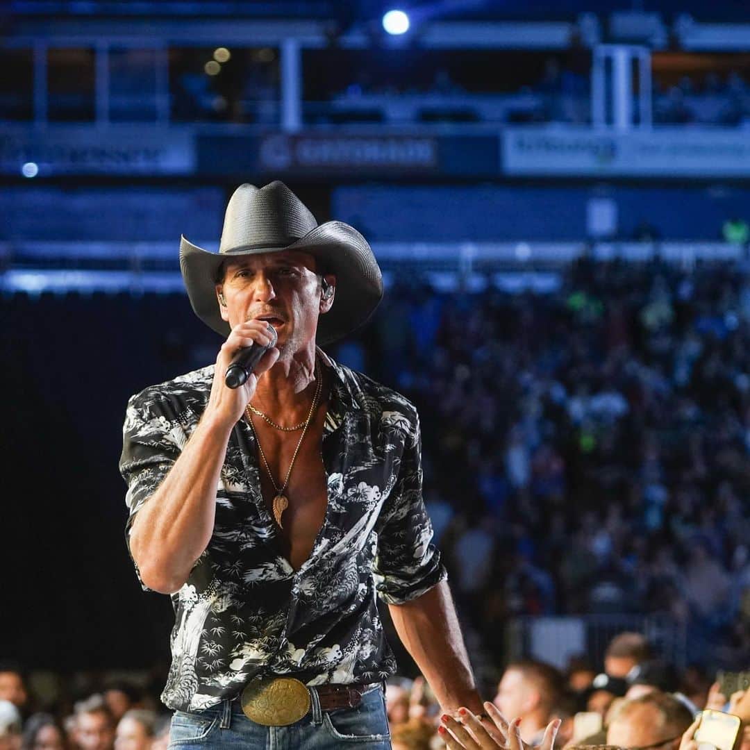 アメリカン・ブロードキャスティング・カンパニーのインスタグラム：「What a way to end #CMAFest! 🎤」