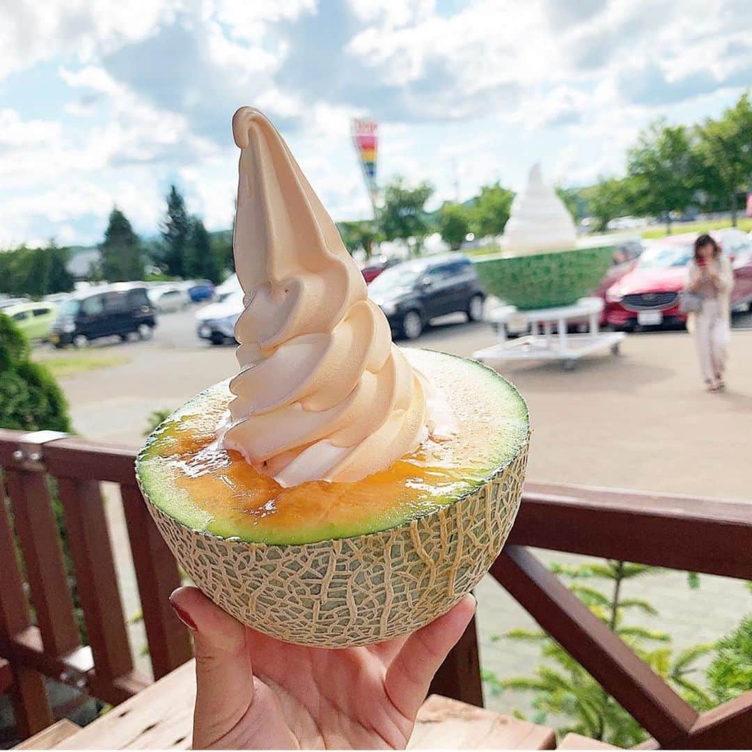RETRIP<リトリップ>グルメのインスタグラム：「【RETRIP×北海道】 こちらは北海道中富良野にある「サンタのヒゲ」です。北海道スイーツでもあるサンタのヒゲは、メロンとソフトクリームのコラボが最高です。夏休み、北海道へ旅行へ行く方はぜひ参考にしてみてくださいね。 . RETRIPでは「おでかけ」に関する様々な情報を発信しています。ぜひ他のアカウントもチェックしてください！ @retrip_nagoya_ 名古屋の話題のカフェを紹介 @retrip_osaka_ 大阪のおでかけグルメスポットを紹介 @retrip_kyoto_ 京都のおでかけスポットを紹介 @retrip_fukuoka_ 福岡のおでかけグルメスポットを紹介 @retrip_hokkaido_ 北海道のおでかけスポットを紹介 @retrip_korea_ 韓国の話題のカフェを紹介 @retrip_news 最新のおでかけ情報を紹介 @retrip_nippon 日本の絶景を紹介 @retrip_global 海外の絶景を紹介 @retrip_gourmet 全国の話題のスイーツを紹介 @retrip_dinner 全国の話題のごはんを紹介 @retrip_cafe 全国のおしゃれなカフェを紹介 . ▼RETRIP[リトリップ]のアプリは AppStore、GooglePlay「リトリップ」で検索！ プロフィールのURLからもダウンロードできます。 . photo by @okayu629 . . #retrip #retrip_mo #retrip_gourmet #RETRIP #リトリップ #retrip_hokkaido #北海道 #中富良野 #富良野 #北海道カフェ #中富良野カフェ #富良野カフェ #富良野グルメ #北海道スイーツ #おしゃカフェ #お洒落 #オシャレ #オシャレカフェ #メロン #サンタのヒゲ #サンタデミックス」