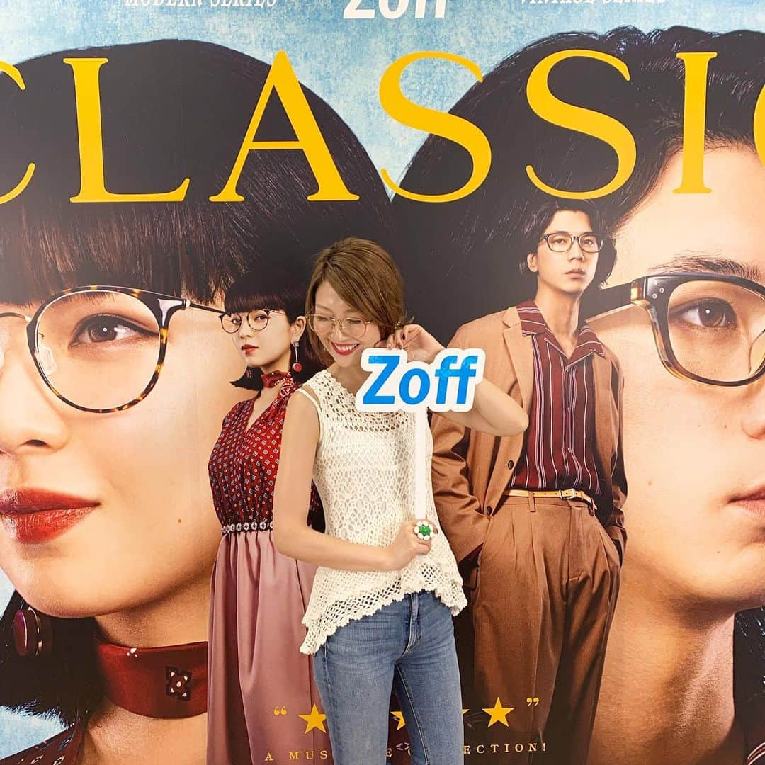 梅野舞さんのインスタグラム写真 - (梅野舞Instagram)「Zoff TOKYO SHOWCASE 2019 AW COLLECTIONへ  Zoff CLASSIC AUTUMN COLLECTIONは 海外のトレンド要素を取り入れ現代的にアレンジ  映画の広告のようなストーリーを感じさせる世界観ではジュースやポップコーン🍿キャンディ🍬が可愛く会場を飾っていました♬  大好きな丸眼鏡も種類豊富で可愛かった♡  多角形やビッグシェイプのメタルフレーム、オールチタン、8㎜厚のボリュームのあるアセテート素材など様々なアイウェアを楽しむことができました♡  ゆみこちゃんとお気に入りをみつけたり ソマルタのデザイナー廣川氏によるコレクションもエッチング加工を多用したエアリーなデザインも素敵でした★  #アイウェア#眼鏡#めがね#zoff#ゾフ#zoffclassic#コレクション#fashion#ファッションアイテム#coordinate#instagood #instafashion #instagram」8月5日 11時59分 - mai.umeno