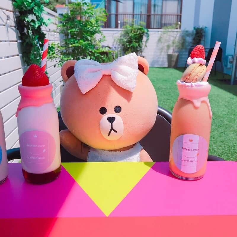 CHOCOさんのインスタグラム写真 - (CHOCOInstagram)「🍓🍼🍓🍼🍓🍼🍓 . #大人気のミルクボトル🍼💕 . 左から 🍼マカロンミルクティー 🍼カフェラテ 🍼いちごミルク . いちごやドーナツ、マカロンがちょこんとのってるドリンクたち💖 ずっと眺めていたいかわいさ😍 マカロンミルクティーは原宿店限定だよ✨ . . #グルマンディーズカフェ #マカロンミルクティー #カフェラテ #いちごミルク #テラスカフェグルマンディーズ #原宿 #原宿アルタ #linefriends #withCHOCO」8月5日 12時00分 - this_is_choco