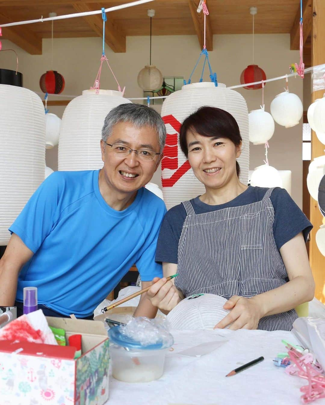 西条市さんのインスタグラム写真 - (西条市Instagram)「提灯工房 夏景色  今年のお祭りで使う提灯  油引きして干しとる風景 この季節の作業なんだって 2階のベランダを見てみてね  5枚目 色つけ中の絵柄は、 どこの屋台でしょう？？ #伊予提灯工房 #油引き #西条市 #いよ西条 #伊予西条 #愛媛 #四国 #瀬戸内 #Ehime #Shikoku #Setouchi #inaka #田舎暮らし #愛媛旅行 #四国旅行 #提灯 #ちょうちん #chochin #伝統工芸 #西条祭り #西条まつり」8月5日 12時02分 - lovesaijo