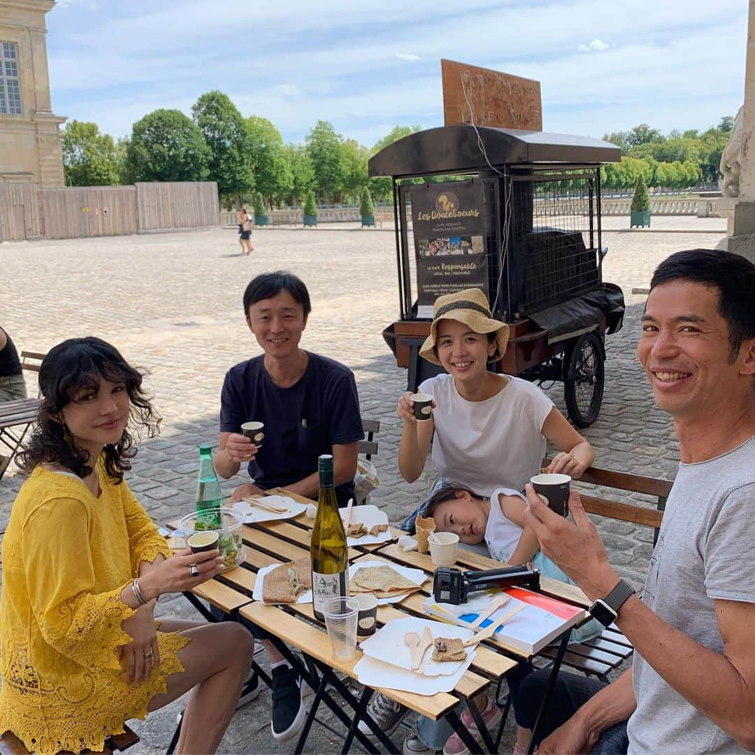 ノーマさんのインスタグラム写真 - (ノーマInstagram)「野生児達、世界遺産のフォンテーヌブロー宮殿を見学🌍 サラマンダーがお好きなフランソワ1世が作られたこの宮殿は、ルネサンス美術の粋が至る所に炸裂していて、美術館でもあるのだそう。  お昼には四角夫妻がドイツ土産で持って来てくれた、ヒルデガルト（生きていたらとても会いたかった人！）ブランド🍷をガーデンで頂くと言うクロスオーバーにも感動だったな。すべてにありがとう。 宮殿でも自分達らしくマイペースに楽しめる懐の広さにもフランスの豊かさを感じた時間でした🇫🇷 ・ #フォンテーヌブロー #フランス #野生児 #france #fontainebleau  #nomatrip」8月5日 12時03分 - noma77777