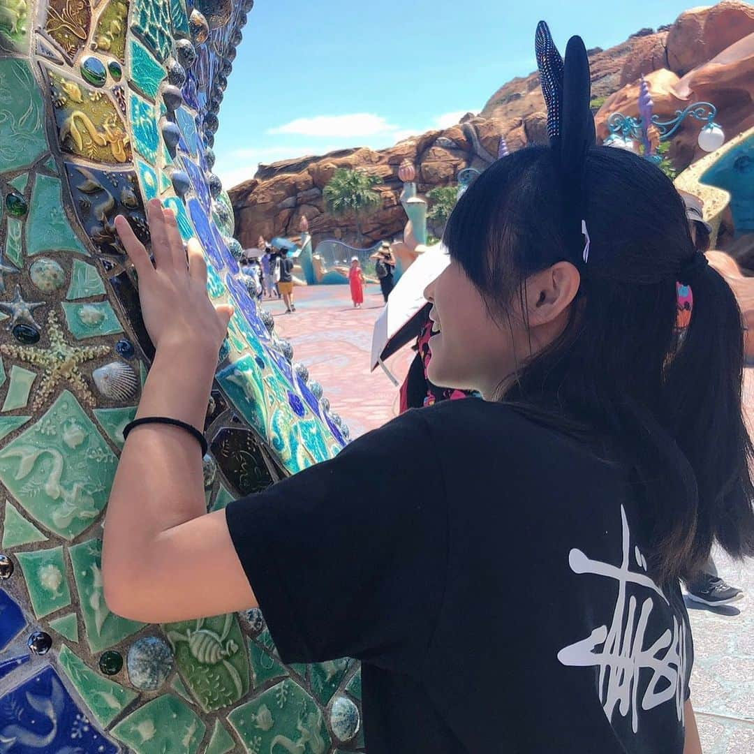 NANAさんのインスタグラム写真 - (NANAInstagram)「HELLO🌋🏰🐭🎡🎢 ☆ ☆ 今日もうなだれる暑さだね😫今朝始発でディズニーに行ってる2人😅 ☆ 母ちゃんは交通費とご飯代だけ渡してあとはひなせがまる子の分も出してくれる優しすぃー姉🥺 ☆ この夏休みよー遊んでるけどバイトもめちゃめちゃ頑張ってるもんね😊👌そりゃ母ちゃんに韓国土産が辛ラーメン1個でも文句言わないよwww🤭 ☆ ☆ ガチで乗り物乗りまくりたいまる子に映たいが優先なひなせだけどお互い歩み寄って楽しいディズニーになるといいね😅👍 ☆ 母ちゃんは仕事でーす😂しかしディズニーって次から次へと新しい耳👂やらなんやら出てきて毎回買うのにほんっと大変よね😬お金かかるねー😨 ☆ ☆ とりあえずこの暑さ、熱中症にならないようにしっかり水分補給してほしい母ちゃんです。 ☆ あたすも今朝4時半に起こされたから眠くて仕方ない😪💭 ☆ 皆さん暑さに負けないで頑張ろー🙄💪 ☆ #姉妹#tds#東京ディズニーシー#夢の国#tdl#ディズニーリゾート#disney#disneysea#ディズニーシー#jk#jc#sister#tokyodisneysea#4枚目のひなせかなりあざといw#受験生#リフレッシュ#姉妹ディズニー#姉妹ディズニーシー」8月5日 12時04分 - nana1977hs