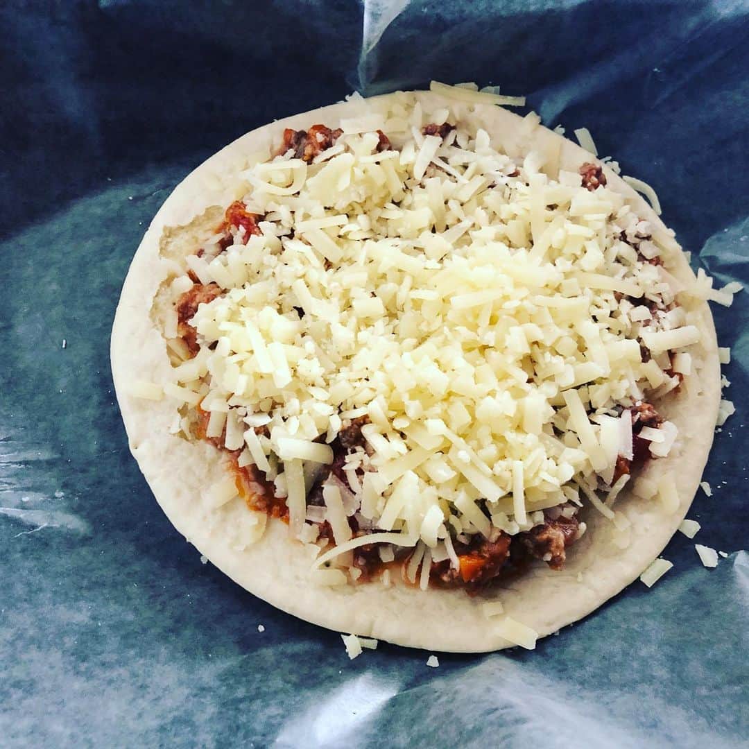 藤本美貴さんのインスタグラム写真 - (藤本美貴Instagram)「ミートソース作ったのでピザにしてみました。 子供達も沢山食べてくれて大成功！」8月5日 12時06分 - mikittyfujimoto