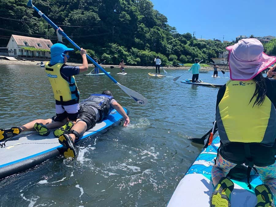 高松いくさんのインスタグラム写真 - (高松いくInstagram)「昨日2019/8/4 三崎Sup Cruise Torio ツアー🏄‍♂️の回🍀 いろんな絆があって いろんな時間の味わい方があって 自然や景色の感じ方も様々 願いも、想いも ここに集まってくださった 8名のお一人お一人違う。 一瞬立ち止まって 願った皆さんの願い事が、 叶いますように。 願い事をする為の場所ではないと言われるかもしれないけど 一度立ち止まり、そんな時間になってほしい。 そこに向かう時の心と体が健康であってほしい、願いのゴールに向かう旅の途中をも幸せで笑顔であってほしい。 おこがましいけど、そんな願いで、 寄り添って、一緒にこの時間を楽しませて頂いてます🙏  本当に予測不可能の 子供の成長や、憧れの家族時間や、 ママ友の集いで来てくださり、 子供と離れても、やっぱり子供連れてきたら、喜ぶね〜っと、子を想う母の温かい言葉が飛び交ったり、母を忘れ一瞬でもボードから落ちないように、海の上を、ボードの上で「今」だけに集中したり😊 毎回ドラマでいっぱい❤️ 夢中になってるみなさん、 海にも負けないぐらいキラキラでした😊  私達インストラクターも、 毎回毎回旅です😆🤣ww 最後の写真は、 私達も『みさきまぐろきっぷ』で出勤してるので、お疲れ丼食べて、お風呂間に合わなかったから、おもひで券はデザートと交換🙌 仕事帰りまで楽しんで帰りました😋ww  また今週も、 楽しみすぎるーーー🙌  今週は、 10日(土曜日) 午前は満員御礼。 午後の部のみ あと2名の空きがございます。 (こちらのツアーは、当日の飛び込み参加はお受けできません。前日までのご予約を、どうぞお願い致します🙏) #sup #cruise #trip #tour #sea #supyoga #instructor #forest #nature #green #bluesky #サップツアー #三崎マグロ #みさきまぐろきっぷ まぐろきっぷ #まんぷく券 #マグロ丼 #おもひで券 #ドーナツ #ドリンク と交換 #海洋水露天風呂 も良いけど こんな楽しみ方も❤️ #家族時間 #ママ友 #家族 #アウトドア  #family #outdoor」8月5日 12時08分 - iku_takamatsu_trip_sup_yoga