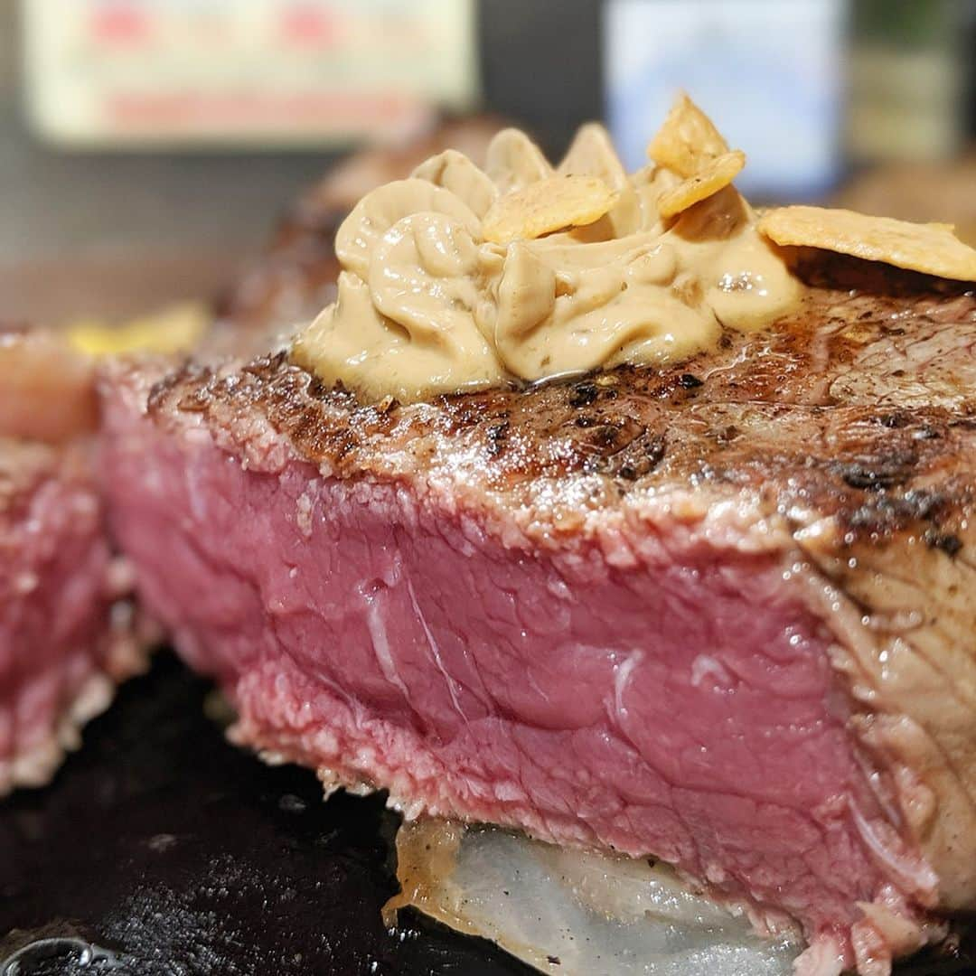 大見さなえさんのインスタグラム写真 - (大見さなえInstagram)「いきなりステーキ🤤🥩﻿ トップリブステーキ300g＋ハンバーグ150g🍖﻿ ﻿ 今まで程よい厚さで長い、リブロースステーキのみと思ってたら﻿ トップリブステーキというもの発見😳🥩﻿ ﻿ リブロースの1番美味しい部分を﻿厚切りにしたもの！！﻿ 食べ応えが欲しい人はこっち😆﻿ ちなみに冷えたり焼き足りなければ、 焼きなおしてくれます🌸﻿ ﻿ あと！前回見当たらなかった オニオンドレッシング復活してた😳﻿ (たまたまテーブルになかっただけかも)﻿ おかげでまたお肉の前にサラダも食べようと思った🥗﻿ ﻿ #いきなりステーキ #ステーキ #トップリブ﻿ #トップリブステーキ #300g #渋谷グルメ﻿ #肉女子 #meat #お肉女子 #めぐログ_渋谷」8月5日 12時13分 - tabe_megumi